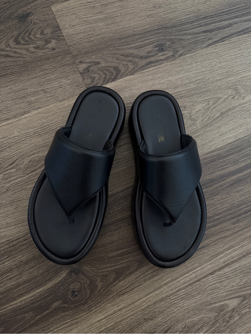 La CANADIENNE Black Leather Toe-Post Slide Sandals